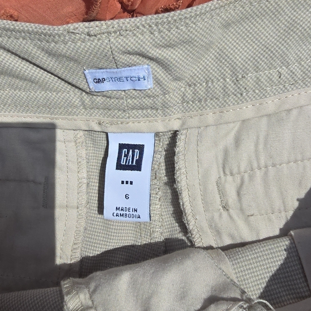 Gap Stretch Light Gray Cuffed Shorts Size 6 - Picture 2 of 3